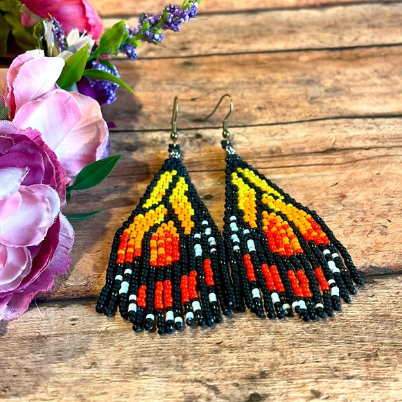 Butterfly wing beaded earring - Picture 4 of 5